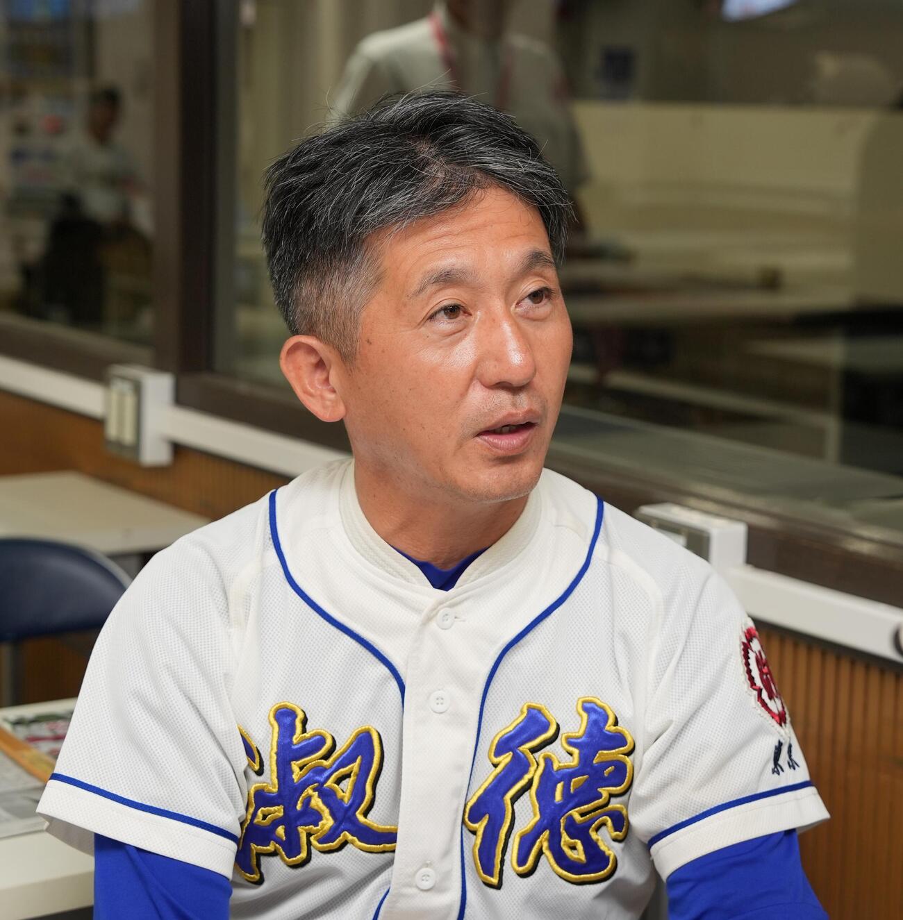 淑徳対芝浦工大付　芝浦工大付に勝利し囲み取材に応じる淑徳・中倉祐一監督（撮影・小島史椰）