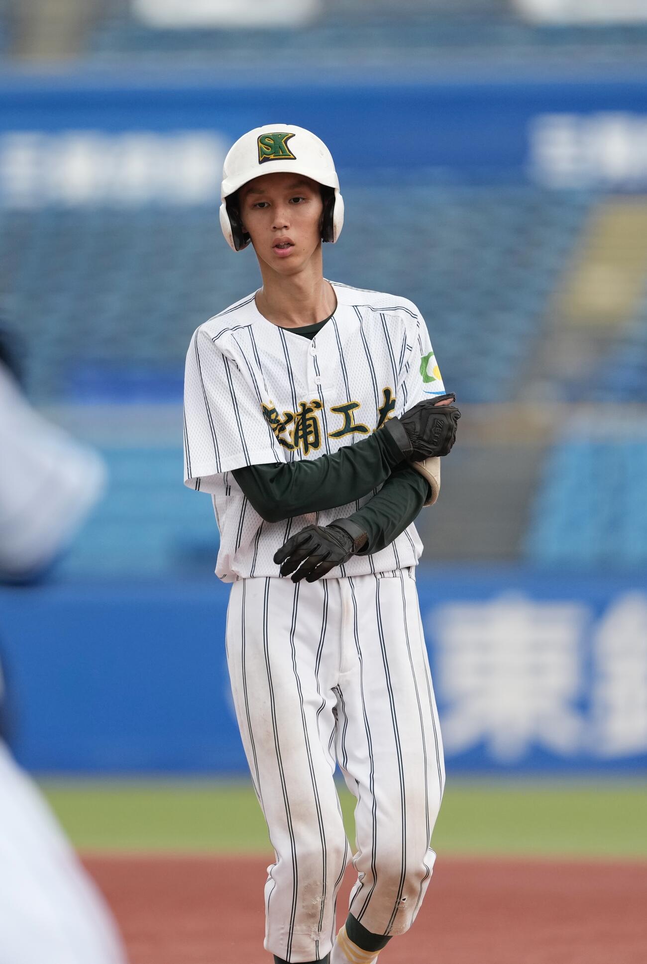 淑徳対芝浦工大付　5回裏芝浦工大付無死、中前打を放ち出塁する小家光（撮影・小島史椰）