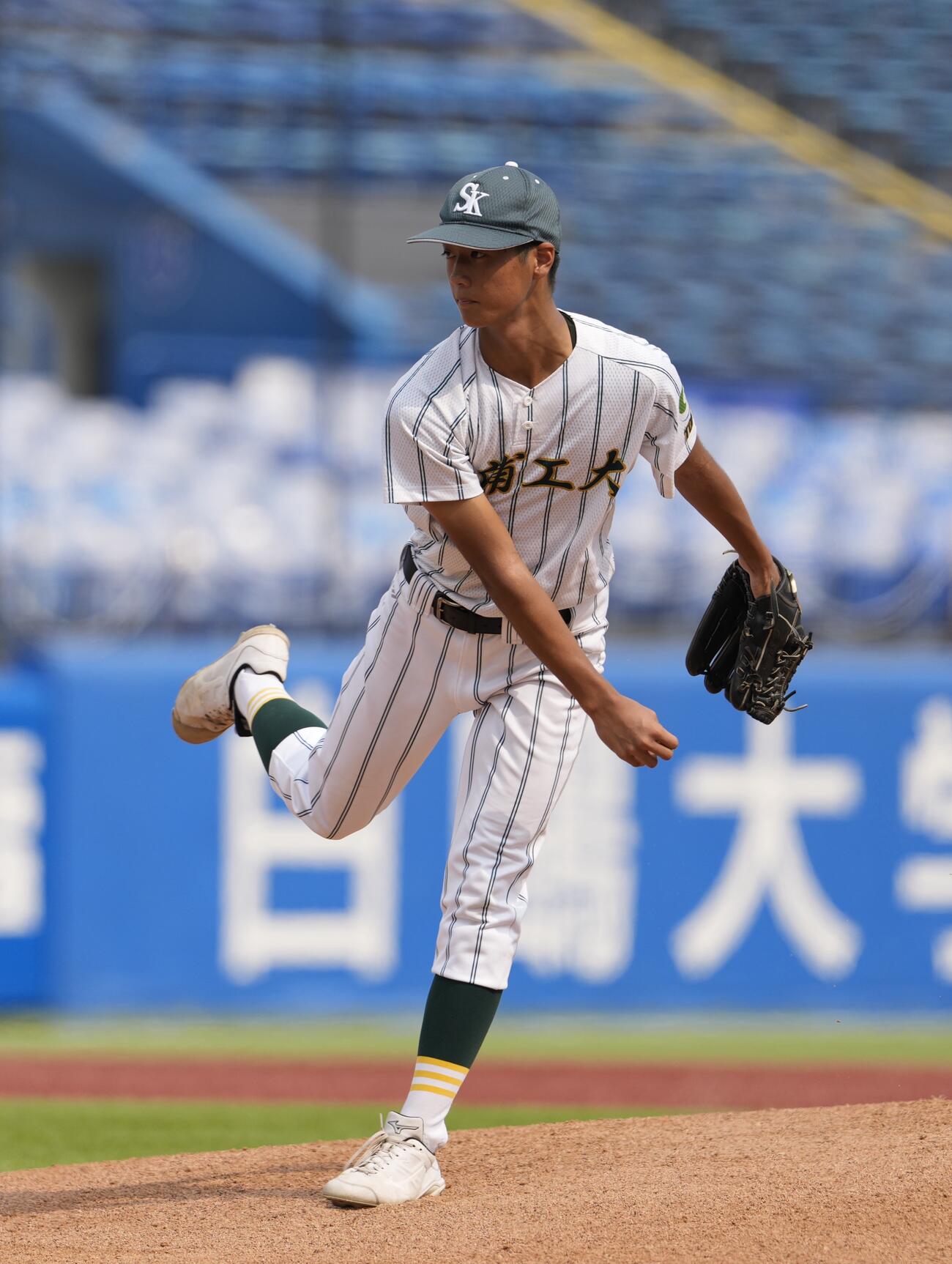 淑徳対芝浦工大付　力投する先発の芝浦工大付・江波戸伯玖（撮影・小島史椰）
