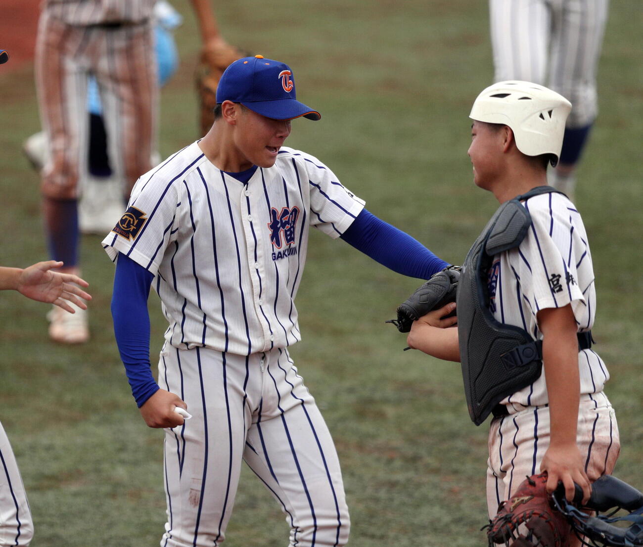 塩釜対東北学院榴ケ岡　勝利し、グラブタッチする東北学院榴ケ岡の伊藤泰雅（左）と遠藤滉介（撮影・木村有優）