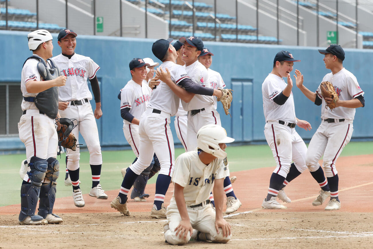 目黒日大対実践学園　実践学園に勝利し喜ぶ目黒日大の選手たち（撮影・宮地輝）