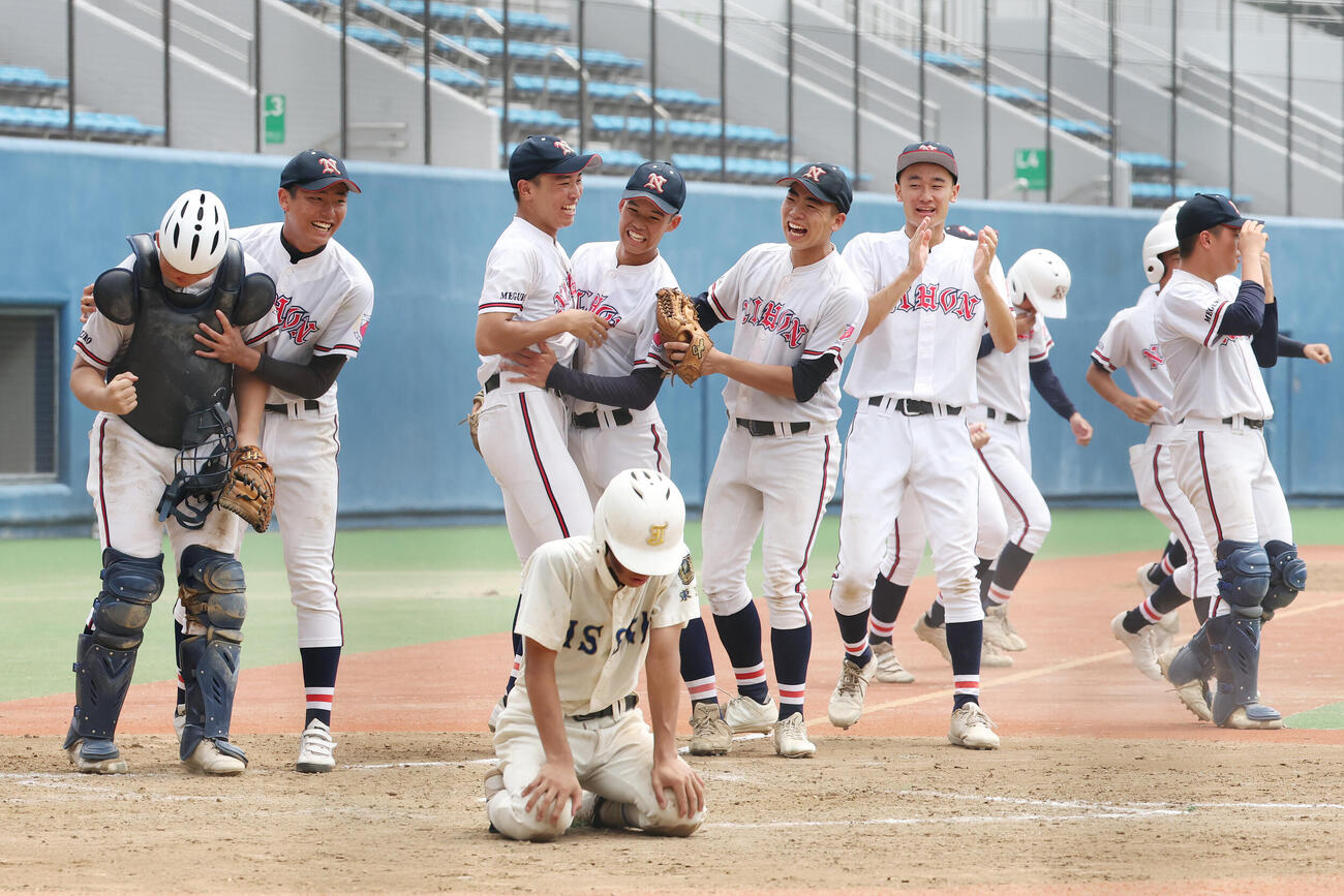目黒日大対実践学園　実践学園に勝利し喜ぶ目黒日大・片平達丈（左から2人目）ら（撮影・宮地輝）