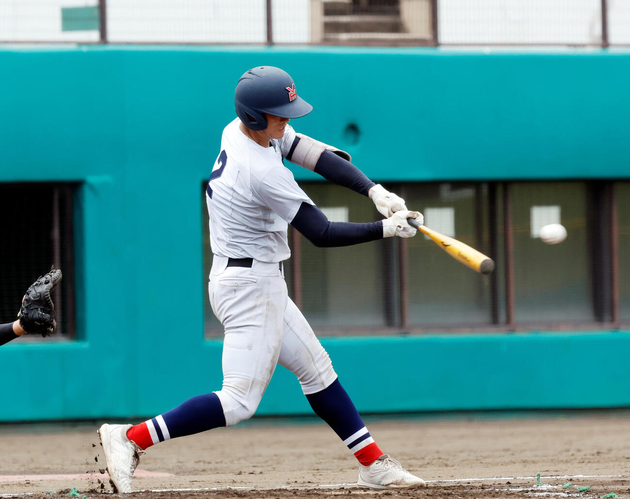 横浜対三浦学苑　2回表横浜1死一、二塁、左中間に先制の2点適時二塁打を放つ横浜・脇山魁音（撮影・山本朝陽）