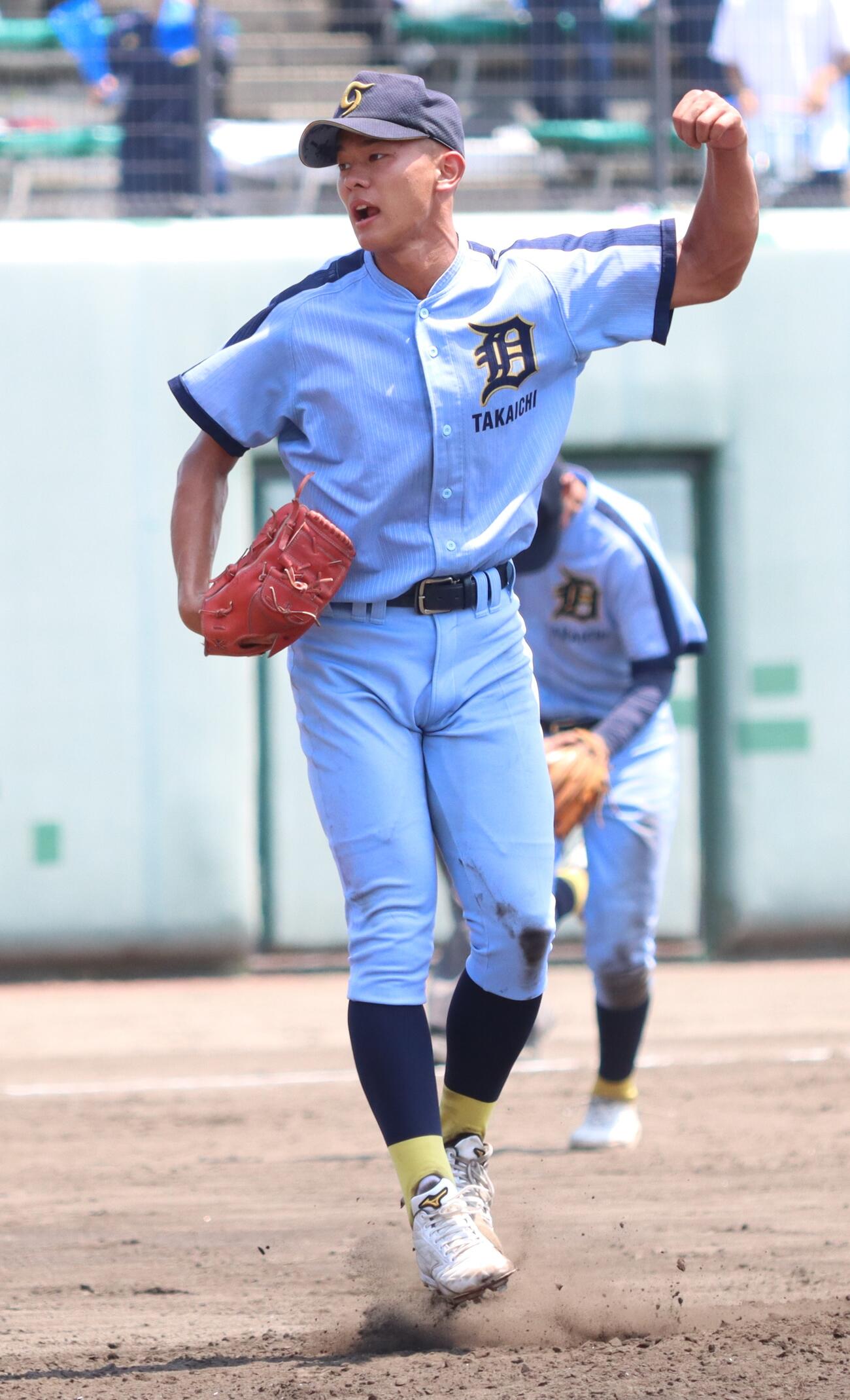 高岡第一対富山北部　ノーヒットノーランを達成し、ガッツポーズをする高岡第一・前田侑大（撮影・栗林真菜）