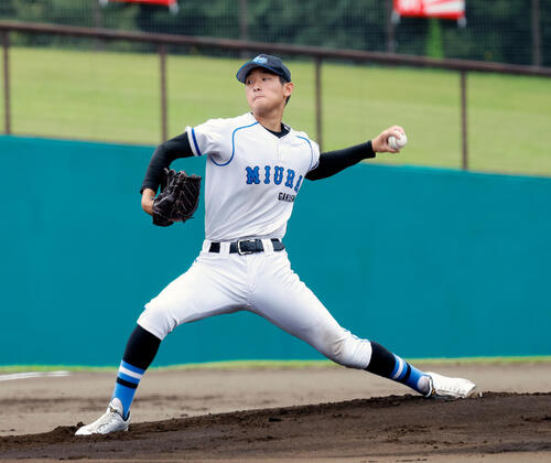 横浜対三浦学苑 力投する三浦学苑の先発阿部太陽(撮影・山本朝陽)