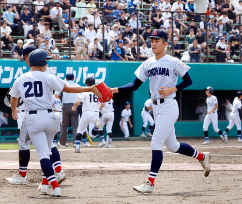 横浜対三浦学苑 ナインとハイタッチをする横浜・織田翔希(右)(撮影・山本朝陽)