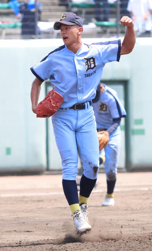 高岡第一対富山北部 ノーヒットノーランを達成し、ガッツポーズをする高岡第一・前田侑大(撮影・栗林真菜)