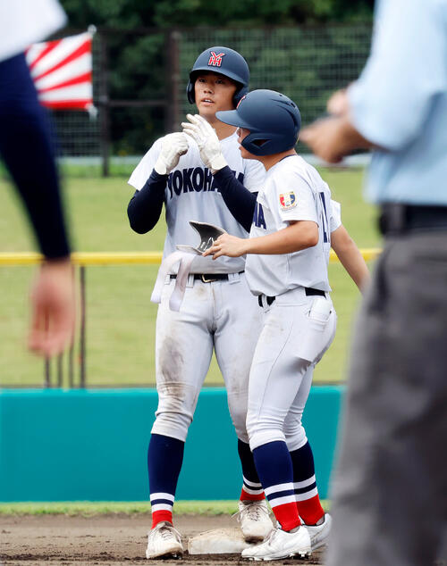 横浜対三浦学苑 2回表横浜1死一、二塁、左中間に先制の2点適時二塁打を放ち、喜ぶ横浜・脇山魁音(撮影・山本朝陽)