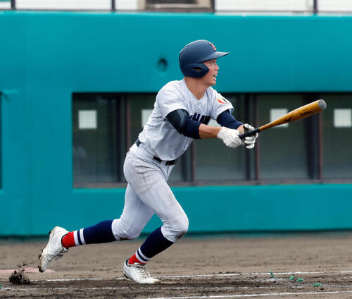 横浜対三浦学苑 3回表横浜1死二、三塁、右越えに2点適時三塁打を放つ横浜・川上慧(撮影・山本朝陽)