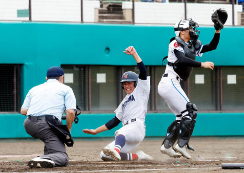 横浜対三浦学苑 3回表横浜1死三塁、一塁送球の間に本塁生還する横浜・川上慧(中央)(撮影・山本朝陽)