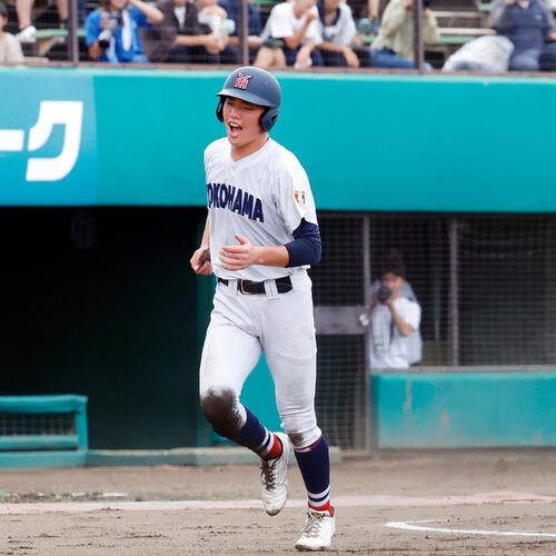 横浜対三浦学苑 3回表横浜1死三塁、一塁送球の間に本塁生還した横浜・川上慧(撮影・山本朝陽)