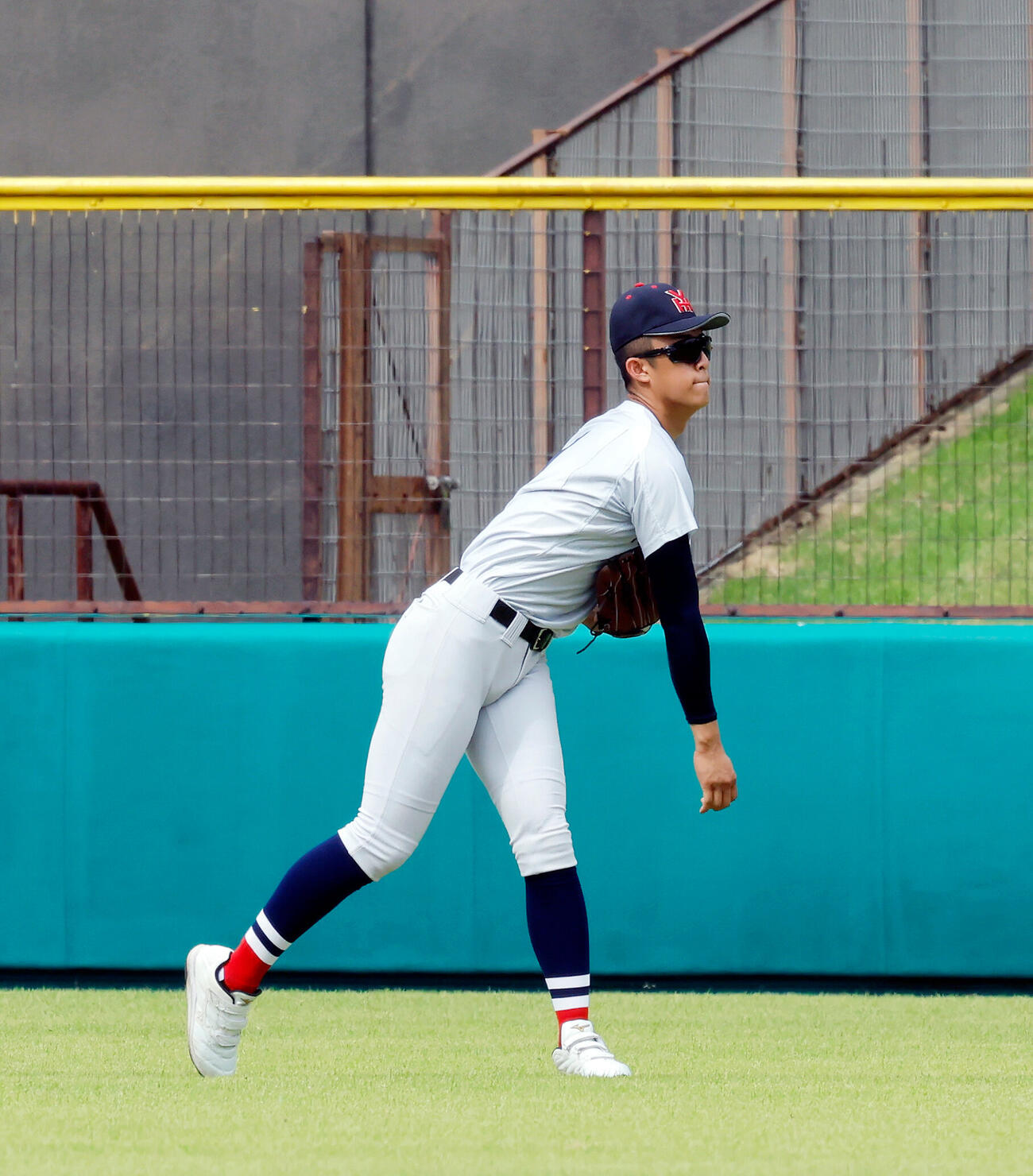 横浜対三浦学苑　試合前にキャッチボールを行う横浜・織田翔希（撮影・山本朝陽）