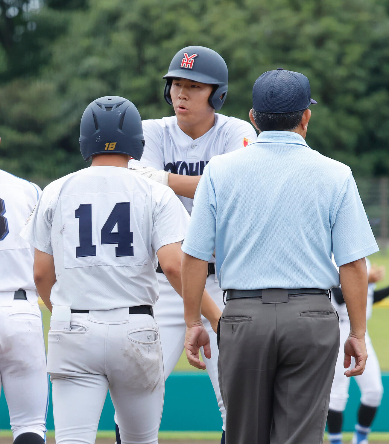 横浜対三浦学苑　4回表横浜1死三塁、右前適時打を放った横浜・小野舜友（中央）（撮影・山本朝陽）