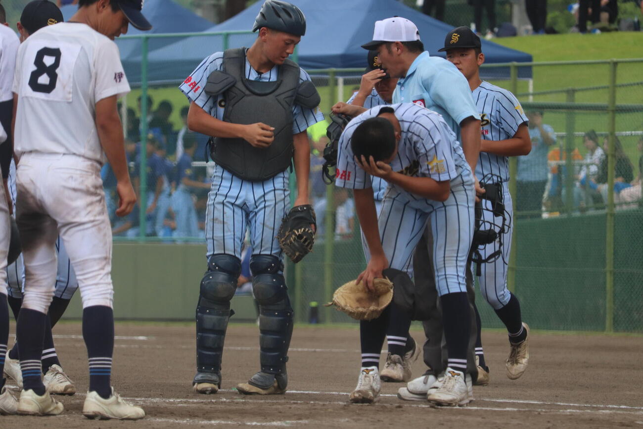 宇治山田商対昴学園　延長10回タイブレークの末に敗れた、昴学園ナイン（撮影・中島麗）