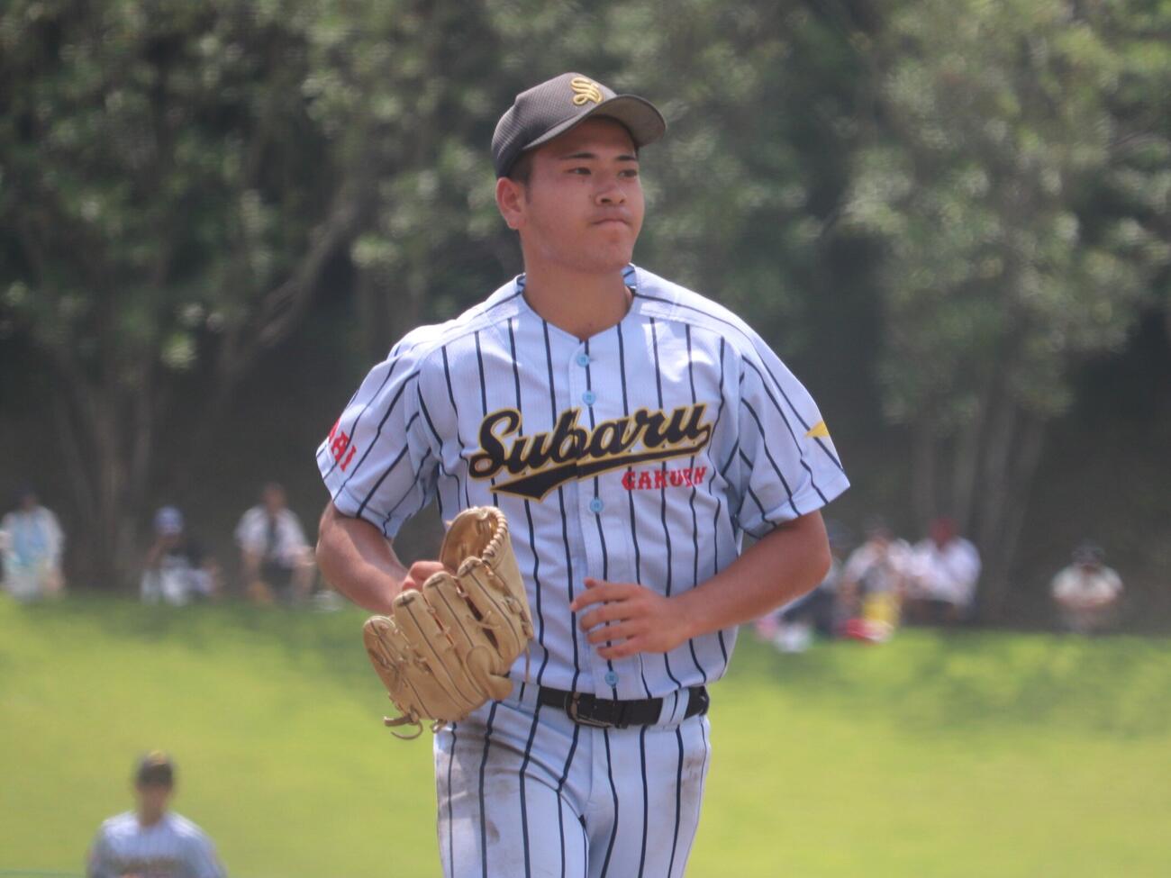 宇治山田商対昴学園　ピンチを切り抜け、ベンチに戻る昴学園・石川大介投手（撮影・中島麗）