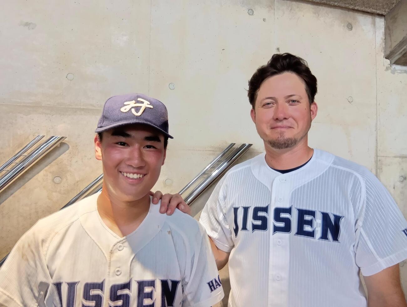 2年連続8強を決めた八王子実践のエース塚原翔太（左）と河本ロバート監督
