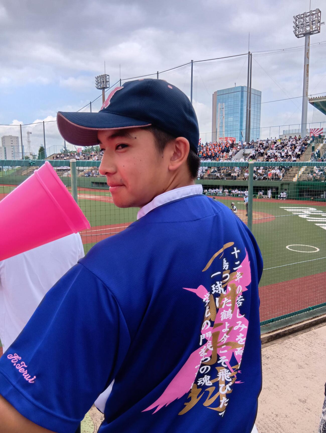 日大鶴ケ丘3年生は照井皓太さんが考案したメッセージを入れたTシャツで応援