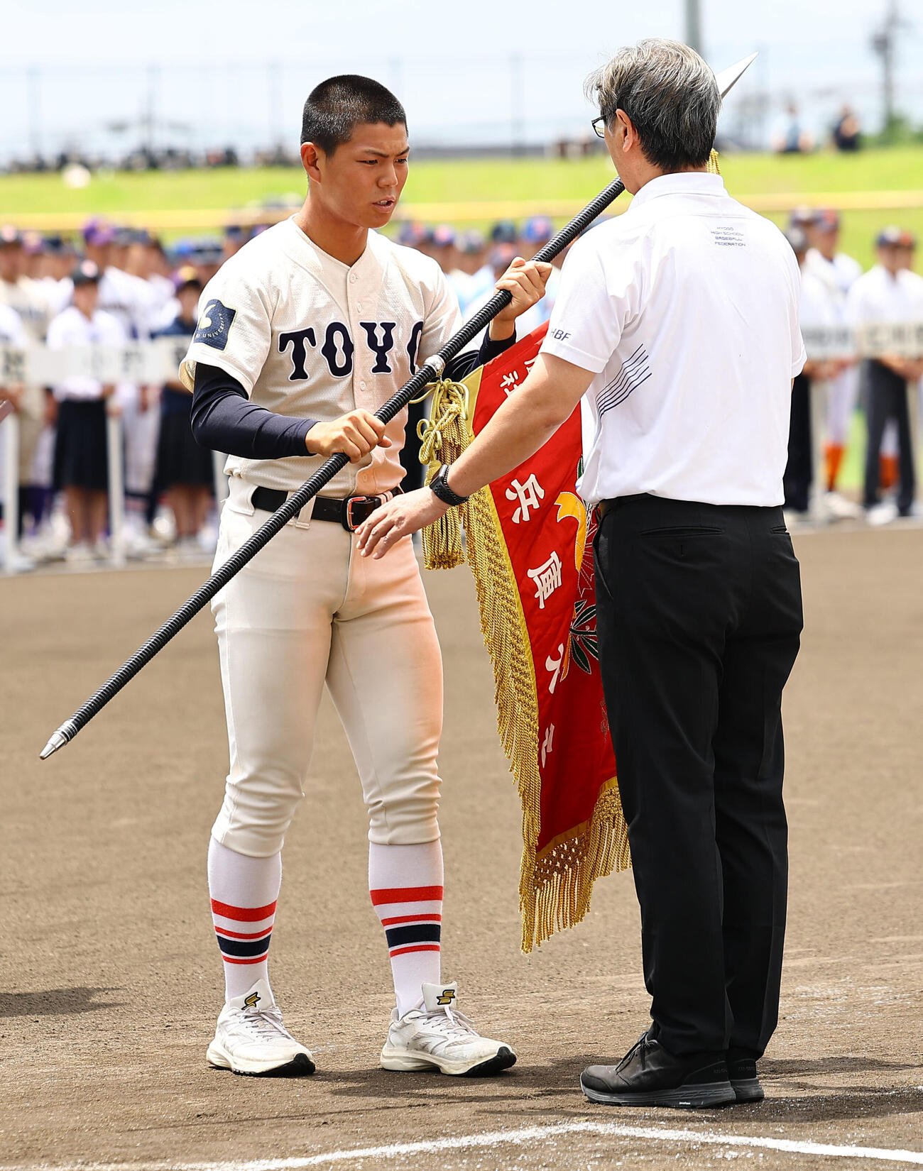 兵庫大会開会式で優勝旗を返還する東洋大姫路・松本太翔主将（2026年6月撮影）