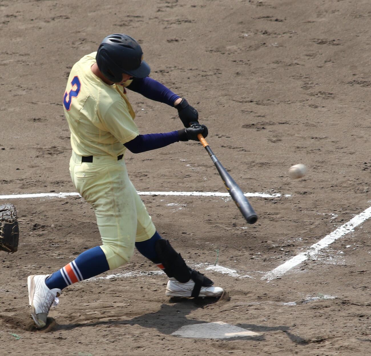 5回、1死満塁で右犠飛を放つ星稜・服部成