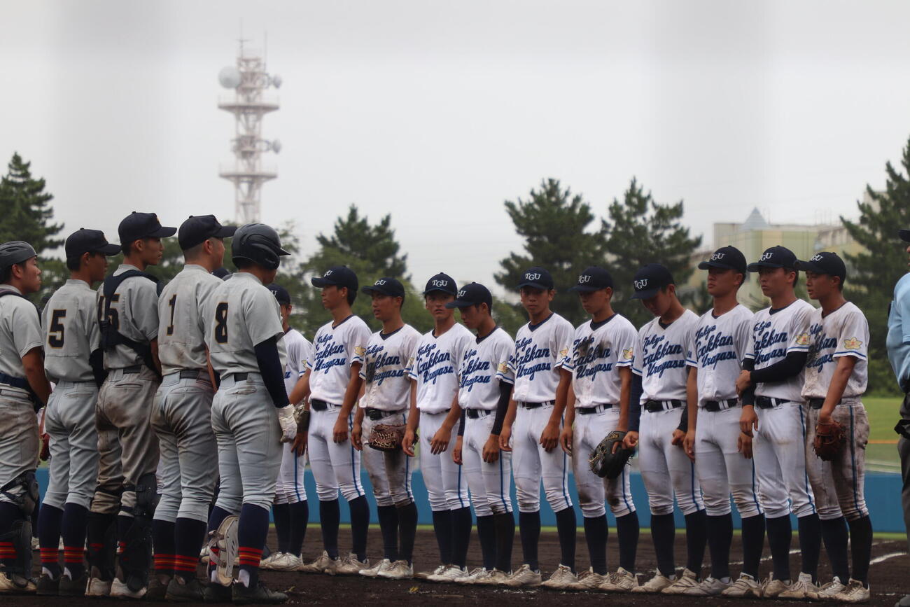 高校野球千葉大会4回戦　東京学館浦安対東邦大東邦　試合後整列する両チーム（撮影・服部航大）