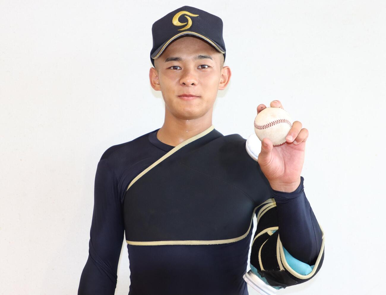 高岡第一対富山北部　ノーヒットノーランを達成し、ボールを手にする高岡第一・前田侑大（撮影・栗林真菜）