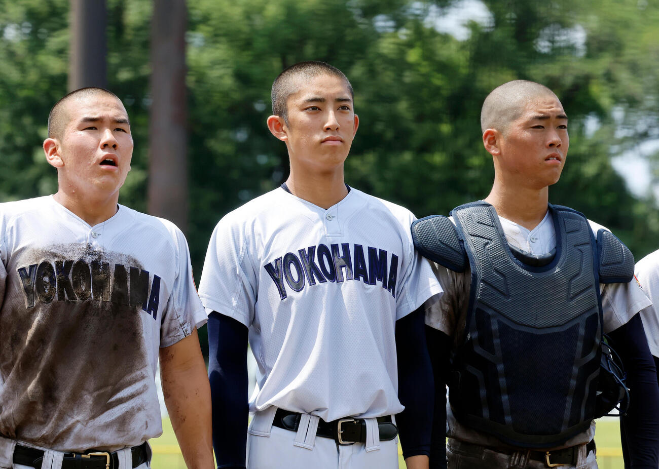 横浜対三浦学苑　応援席にあいさつをする横浜・織田翔希（撮影・山本朝陽）
