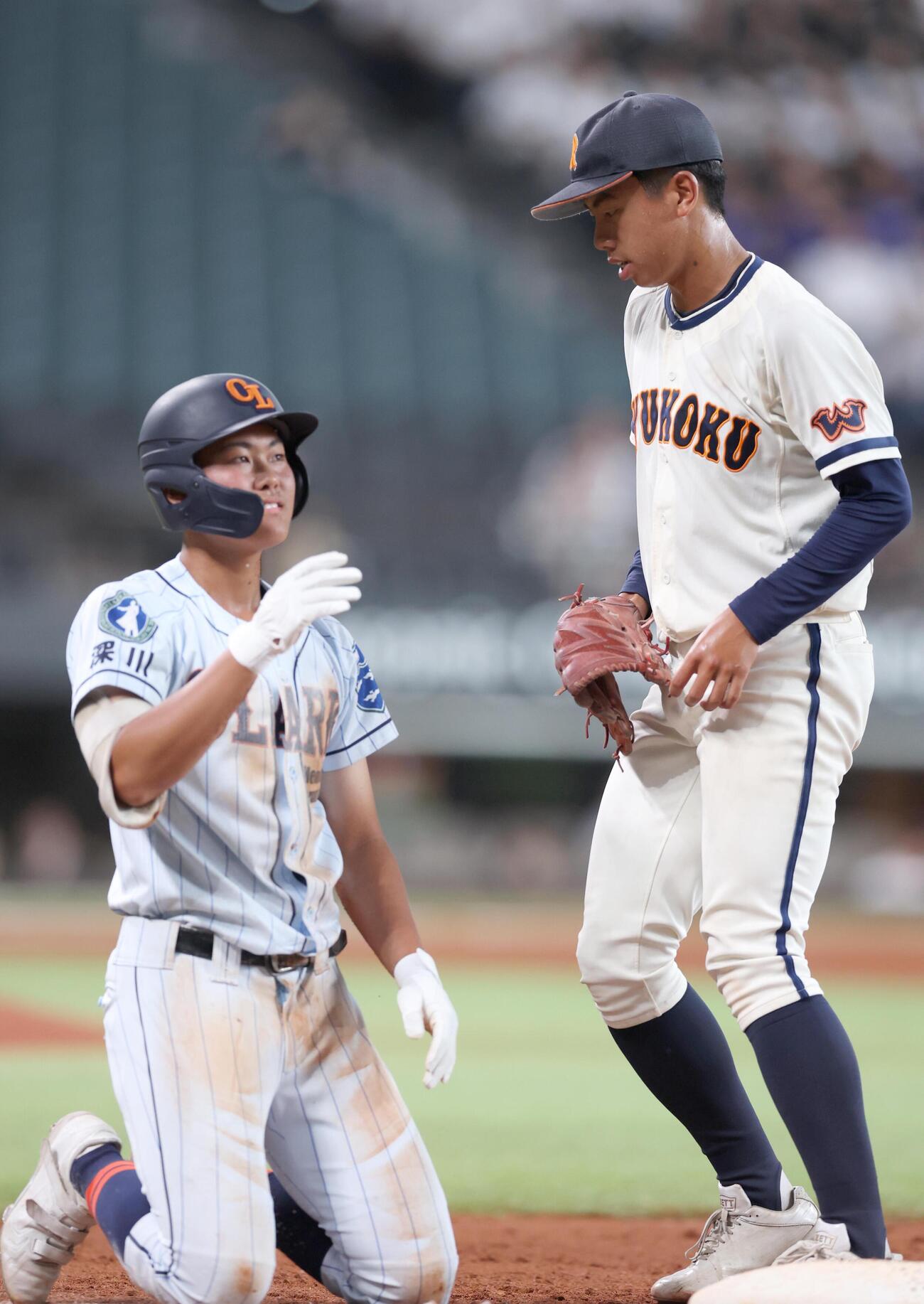旭川龍谷対クラーク記念国際　1回裏クラーク記念国際2死三塁、一ゴロに終わる田中将大（左）とベースカバーの鈴木イチロー（撮影・黒川智章）