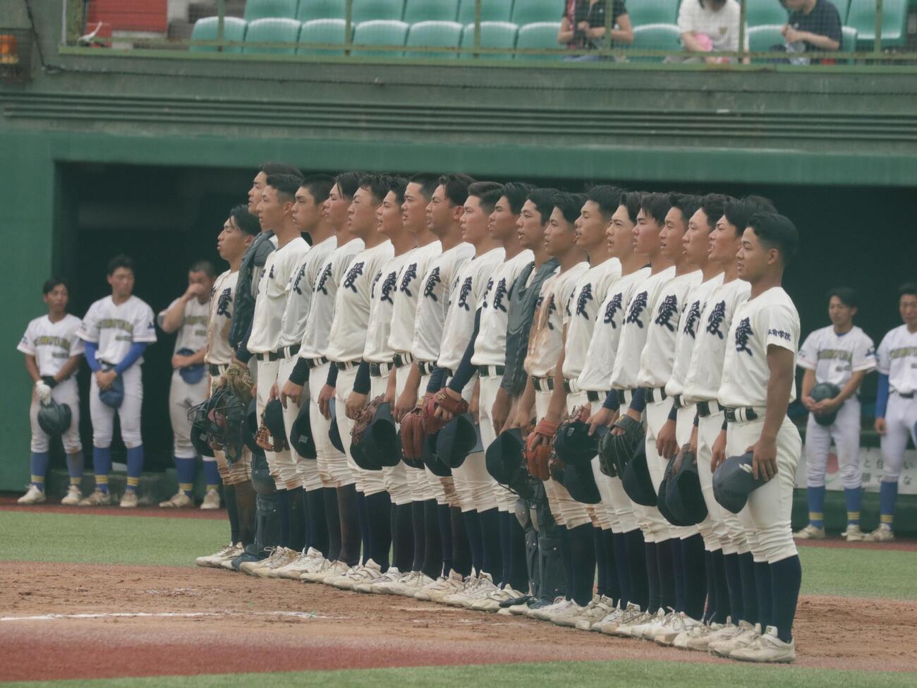 下山学園対弘前学院聖愛　勝利し校歌を歌う弘前学院聖愛ナイン（撮影・髙橋香奈）