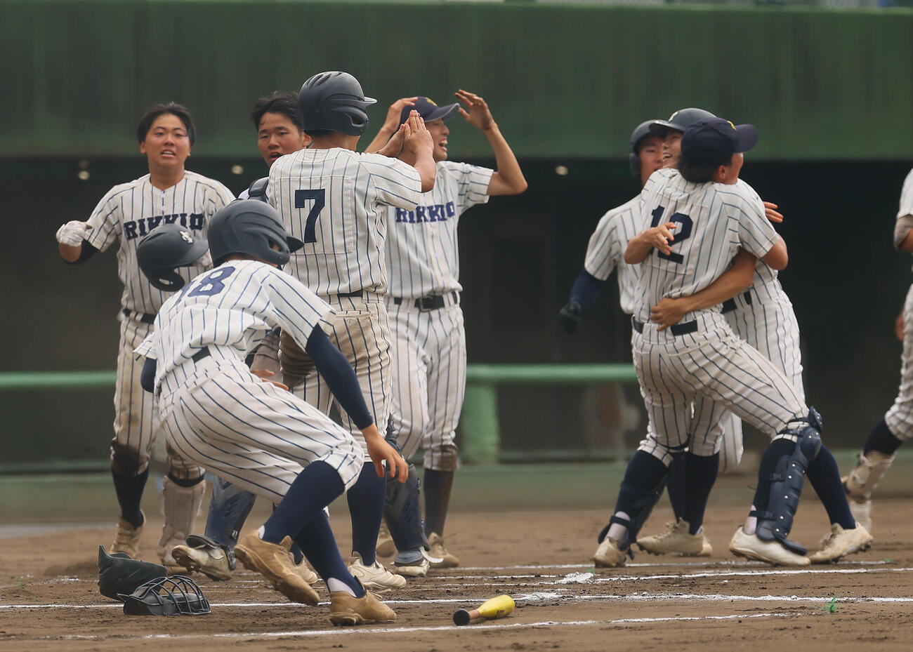 東農大三対立教新座　10回裏1死一、二塁、サヨナラ勝ちを決め、抱き合って喜ぶ立教新座ナイン