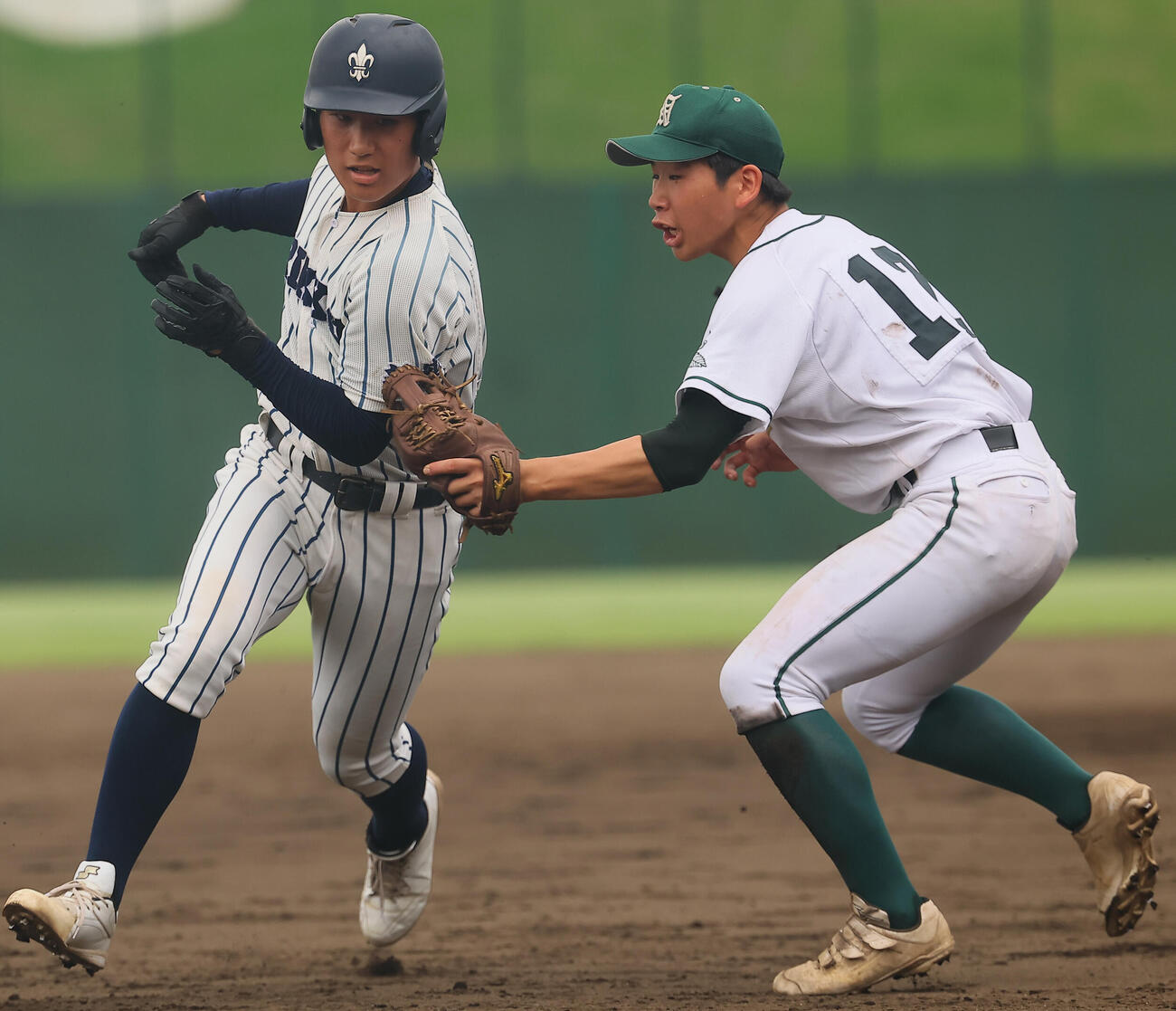 東農大三対立教新座　4回裏立教新座1死二塁、井上一龍の投ゴロで挟まれる梶川清貴。三塁手高木柊