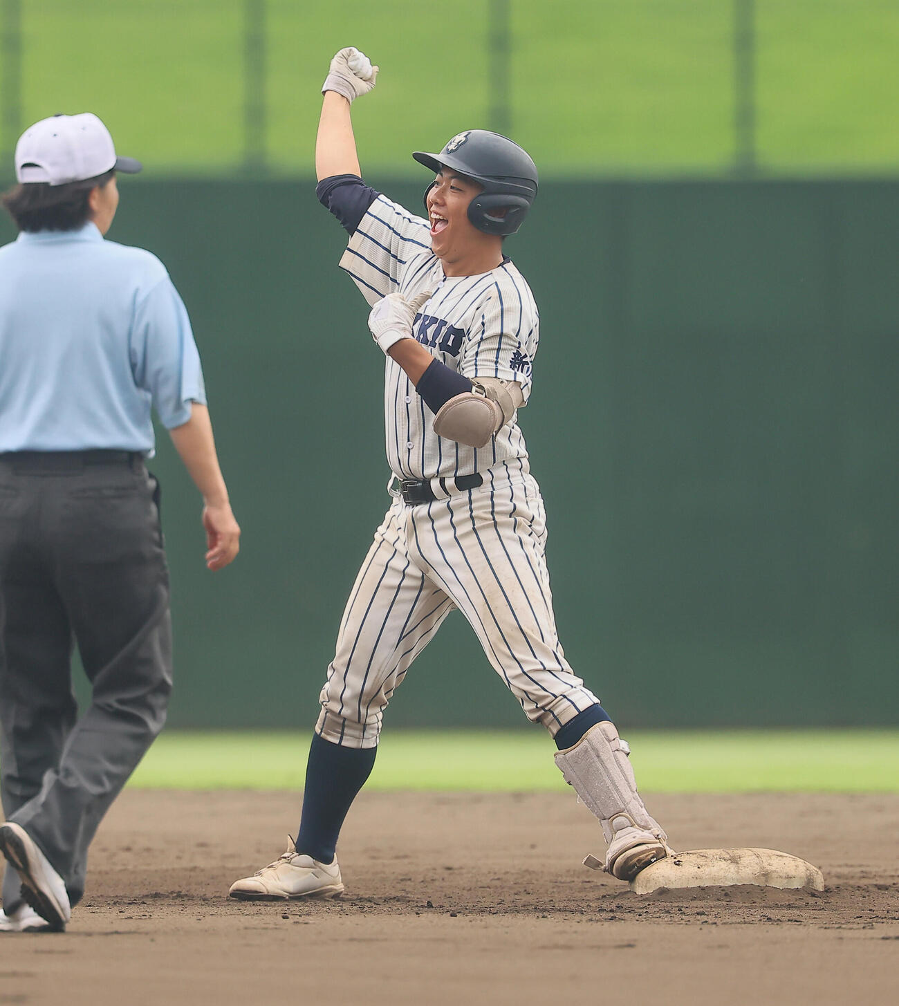 東農大三対立教新座　6回裏立教新座無死一塁、二塁打を放ちガッツポーズする仙波晴弥