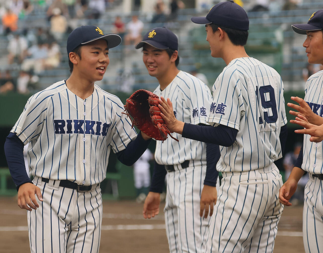 東農大三対立教新座　3回の表を無失点に抑えナインに迎えられる前林優太