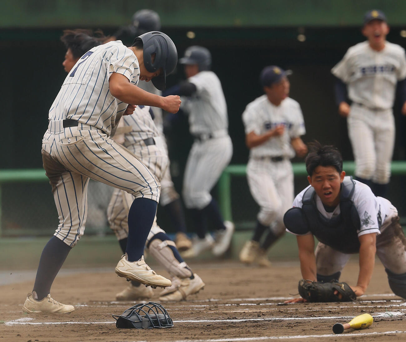 東農大三対立教新座　10回裏立教新座1死一、二塁、赤沢亮磨のサヨナラの2点適時二塁打で生還する安田潤生