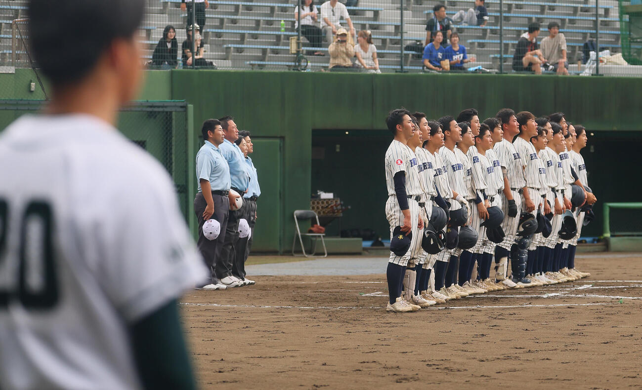 東農大三対立教新座　サヨナラ勝ちし校歌を歌う立教新座ナイン（撮影・水谷安孝）