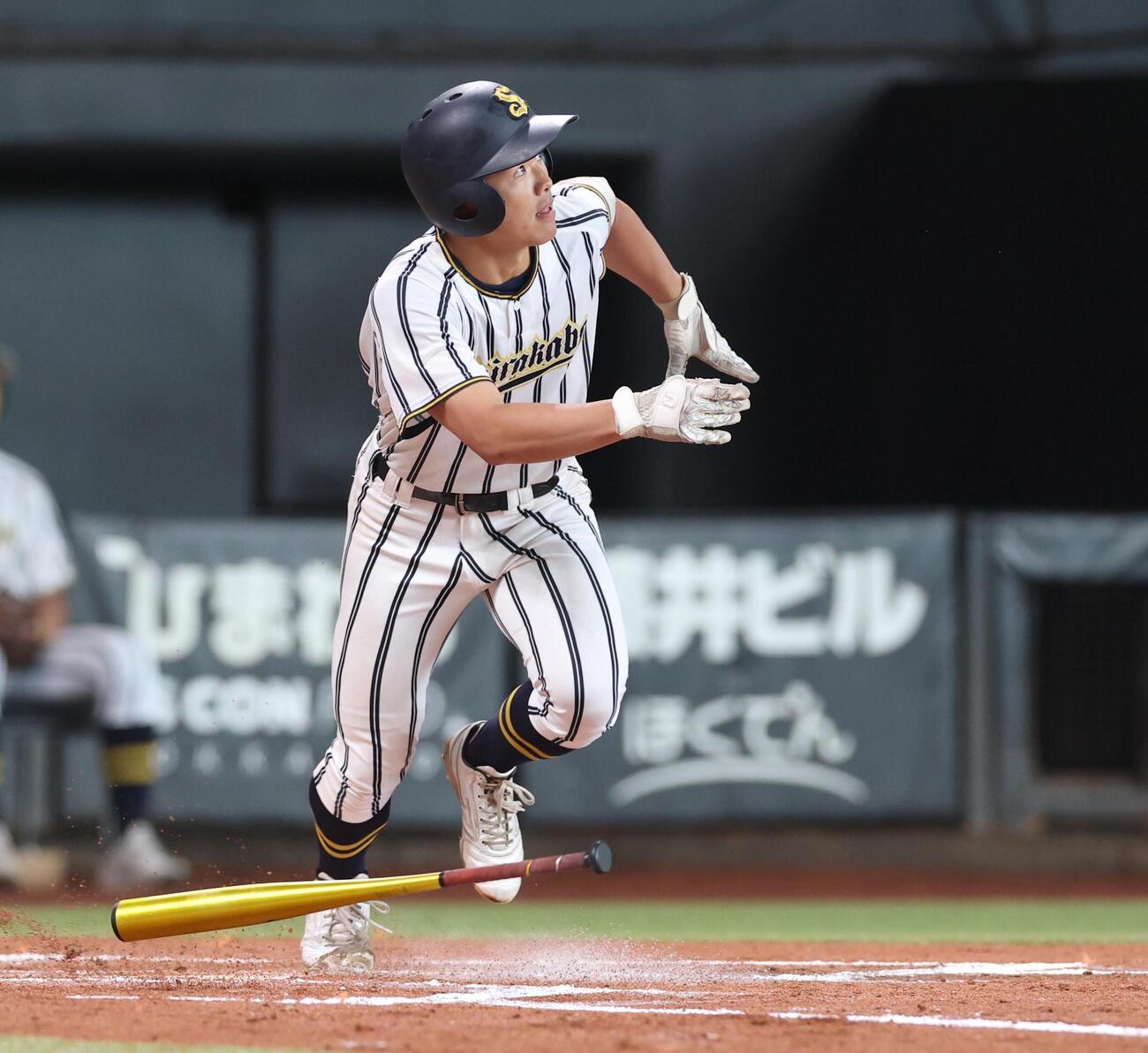 帯広三条対白樺学園　2回裏白樺学園無死、二塁打を放つ村端勇心（撮影・黒川智章）
