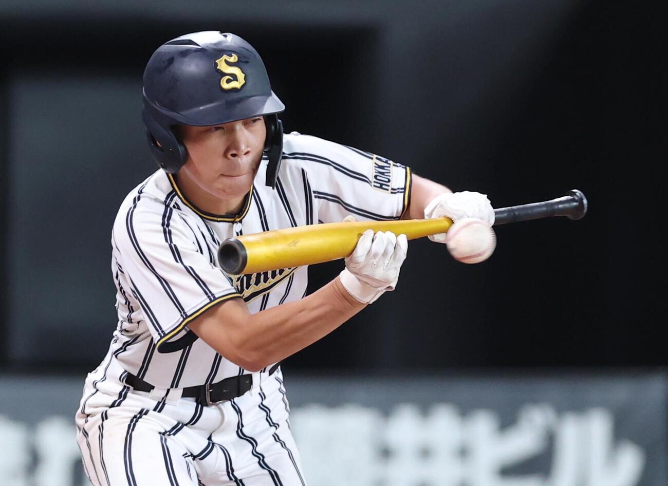 帯広三条対白樺学園　6回裏白樺学園無死一、三塁、セーフティースクイズを決める長尾烈（撮影・黒川智章）