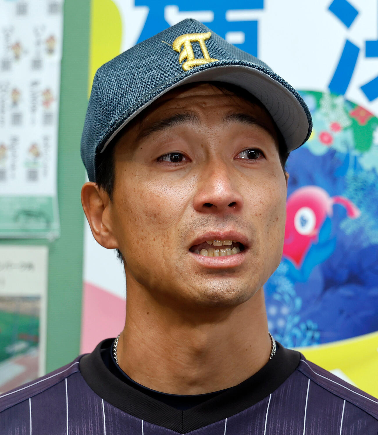 市ケ尾対川和　囲み取材に応じる市ケ尾・菅沢悠監督（撮影・山本朝陽）