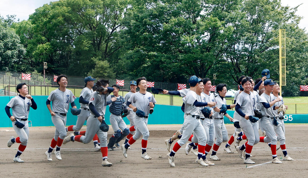 市ケ尾対川和　ベスト8に駒を進め、応援席へ駆けだす市ケ尾ナイン（撮影・山本朝陽）
