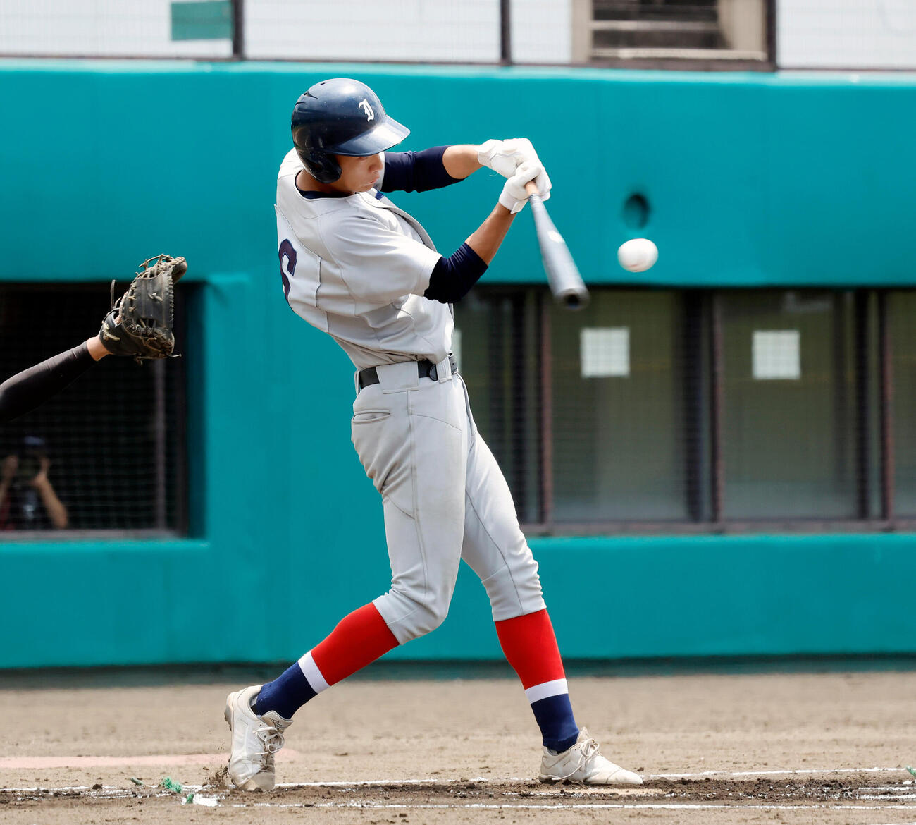 市ケ尾対川和　1回表市ケ尾1死三塁、先制の中犠飛を放つ市ケ尾・清岡悠（撮影・山本朝陽）