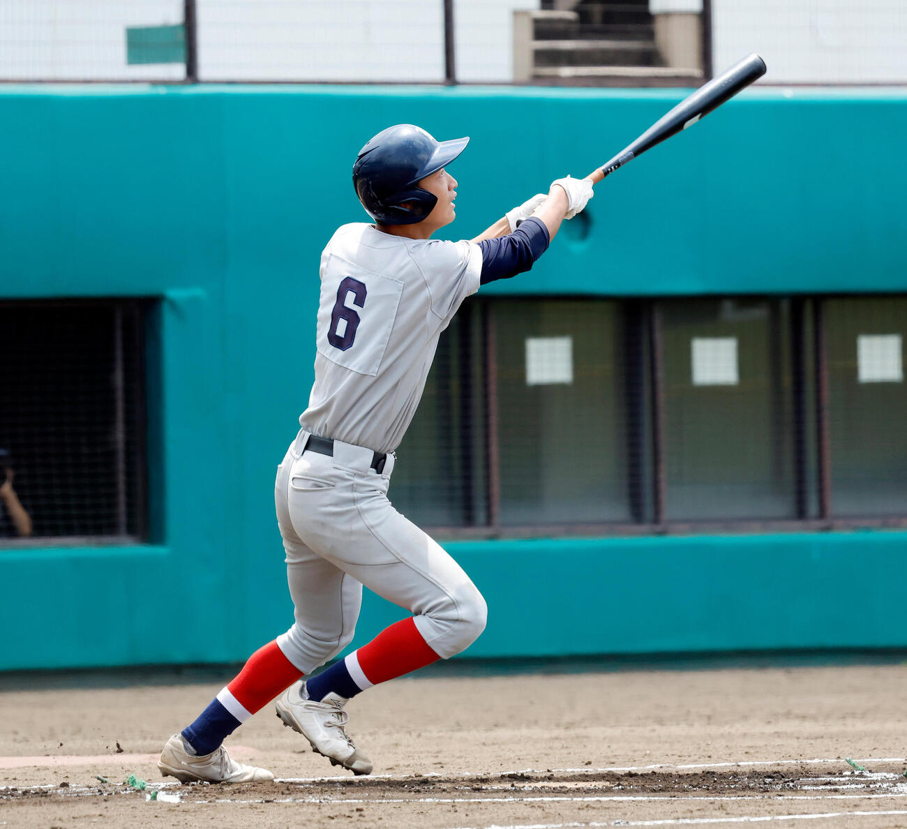 市ケ尾対川和　1回表市ケ尾1死三塁、先制の中犠飛を放つ市ケ尾・清岡悠（撮影・山本朝陽）