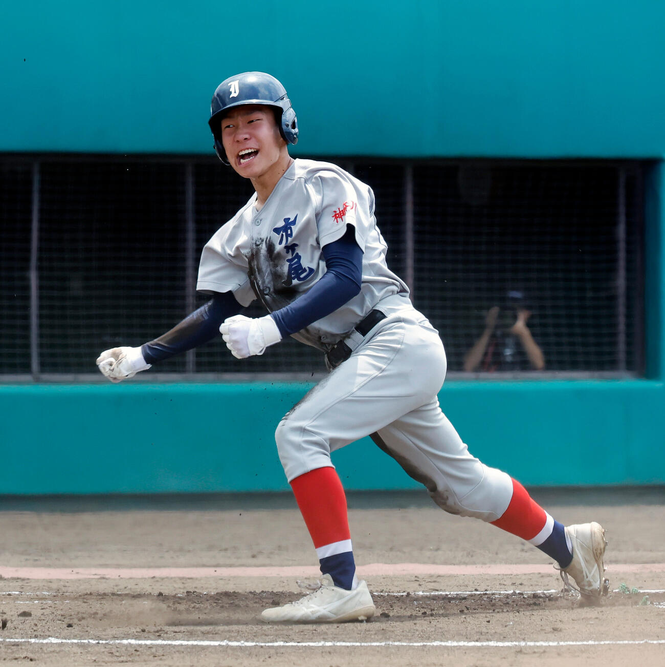 市ケ尾対川和　1回表市ケ尾1死三塁、清岡悠の犠飛で生還し、ガッツポーズの市ケ尾・北本悠真（左）（撮影・山本朝陽）