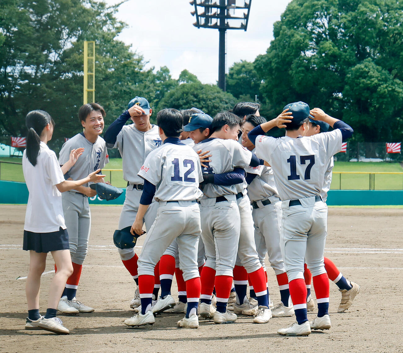 市ケ尾対川和　川和を下し、抱き合って喜ぶ市ケ尾ナイン（撮影・山本朝陽）