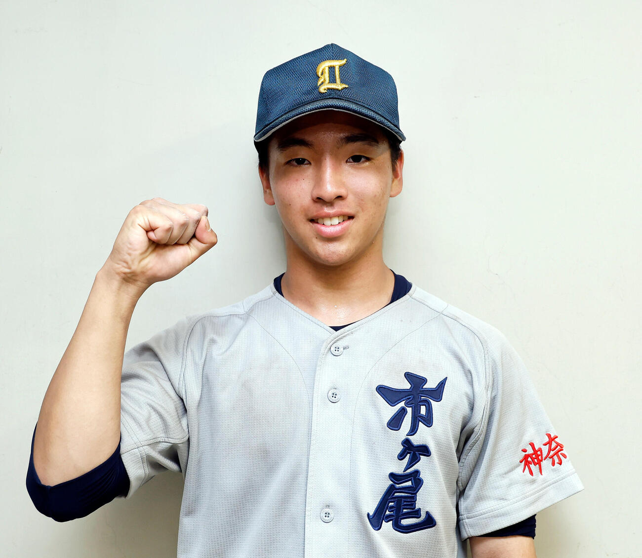 市ケ尾対川和　完投勝利に笑顔でガッツポーズをする市ケ尾・大塚遼（撮影・山本朝陽）