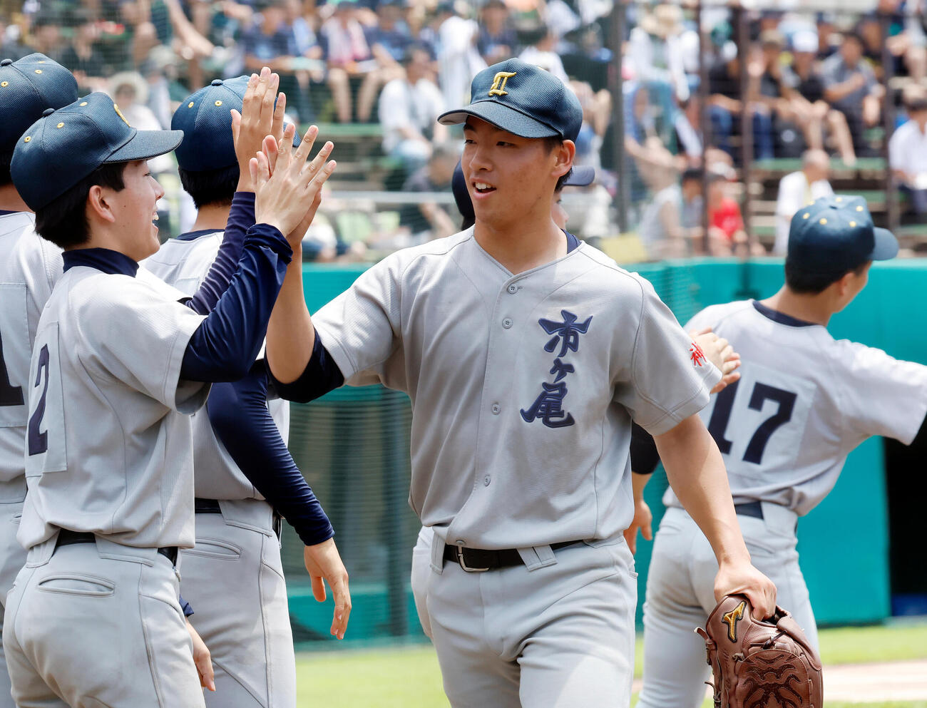 市ケ尾対川和　ナインから出迎えられる市ケ尾・大塚遼（撮影・山本朝陽）