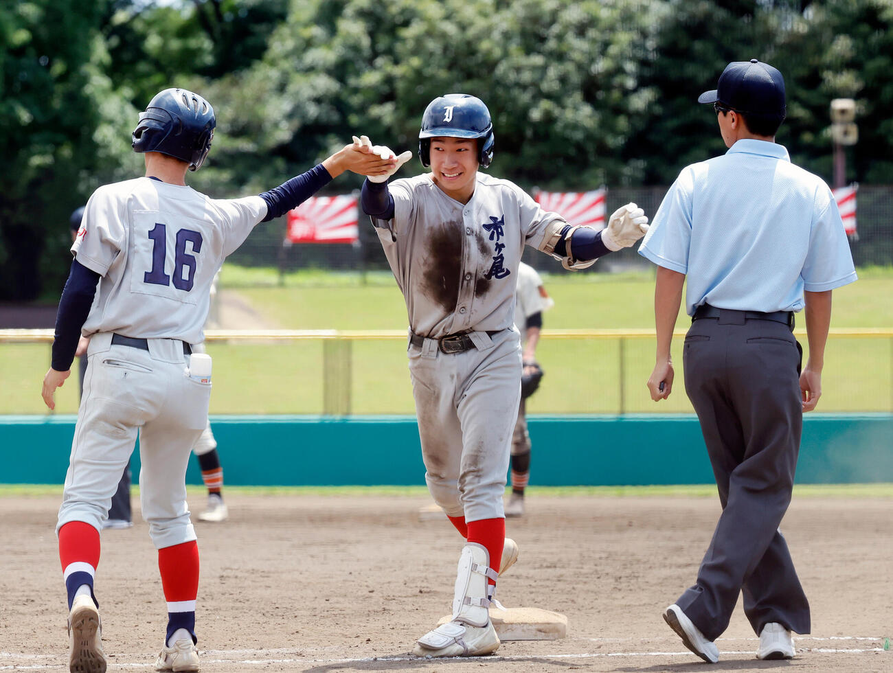 市ケ尾対川和　5回表市ケ尾2死二塁、中前適時打を放ち、ハイタッチをして喜ぶ市ケ尾・北本悠真（撮影・山本朝陽）