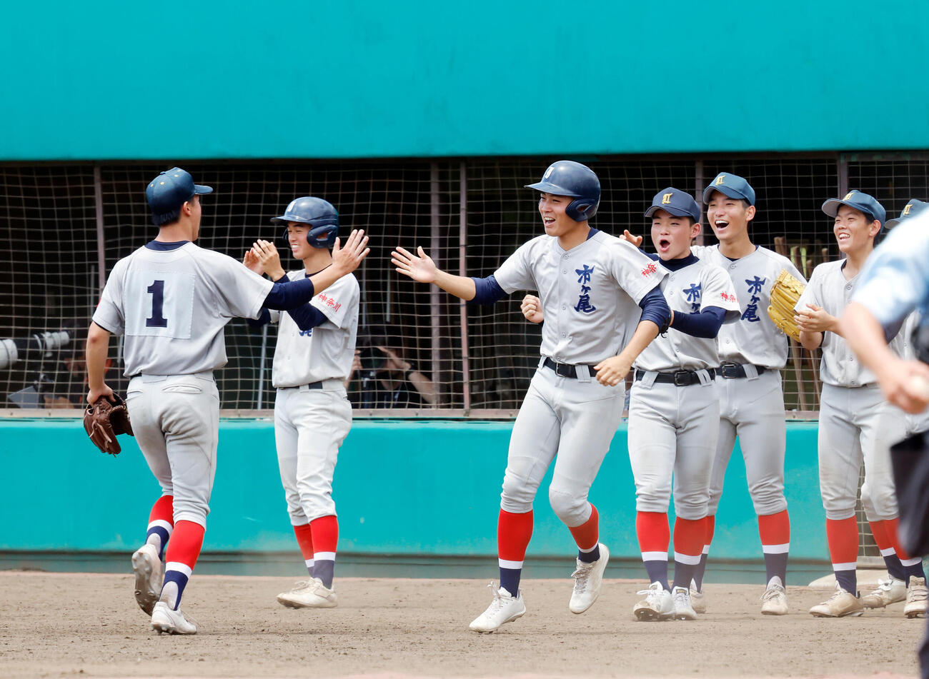 市ケ尾対川和　大塚遼（左）を笑顔で出迎える市ケ尾ナイン（撮影・山本朝陽）
