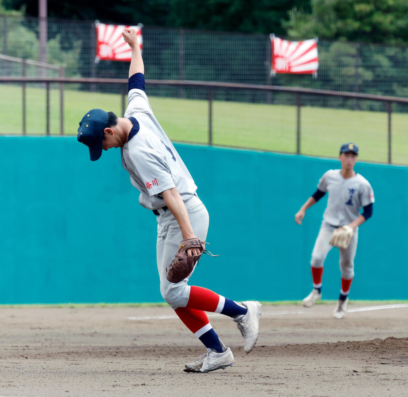 市ケ尾対川和　9回2死、打者を抑え、完投勝利した市ケ尾・大塚遼は右手を高く掲げた（撮影・山本朝陽）