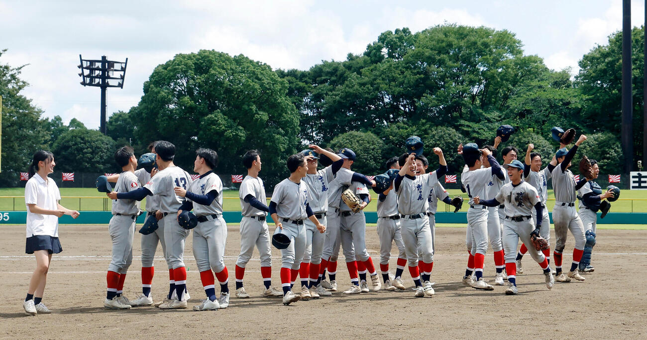 市ケ尾対川和　川和を下し、喜ぶ市ケ尾ナイン（撮影・山本朝陽）