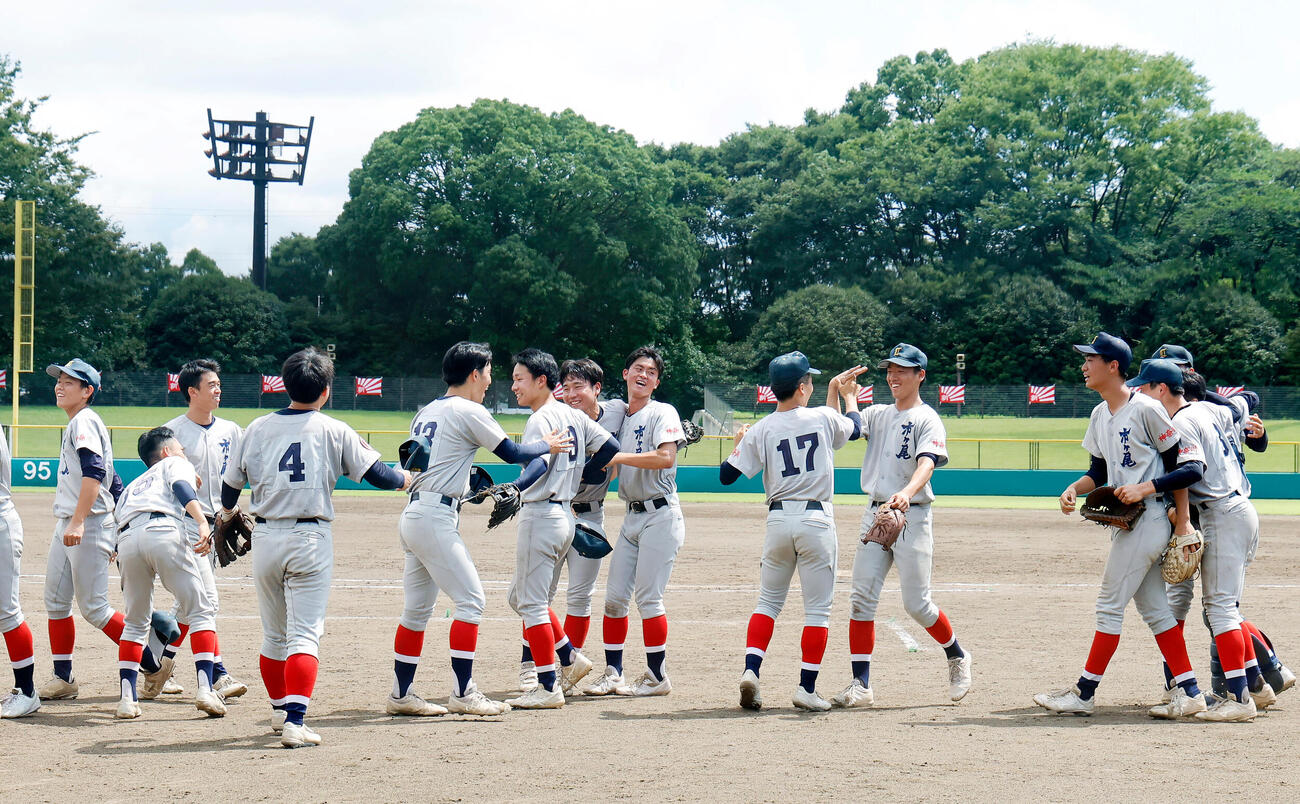 市ケ尾対川和　川和を下し、抱き合って喜ぶ市ケ尾ナイン（撮影・山本朝陽）