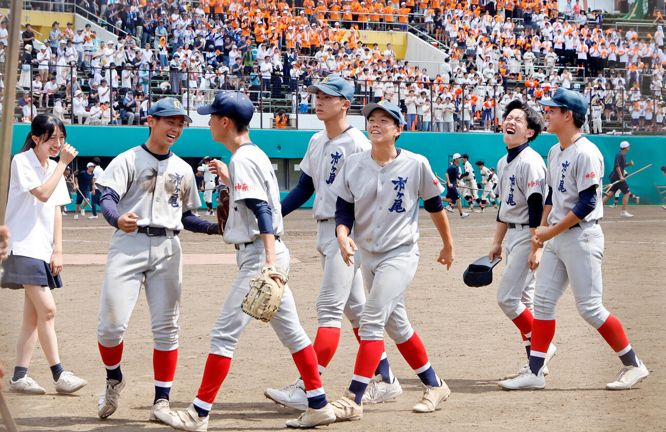 市ケ尾対川和　川和を下し、抱き合って喜ぶ市ケ尾ナイン（撮影・山本朝陽）
